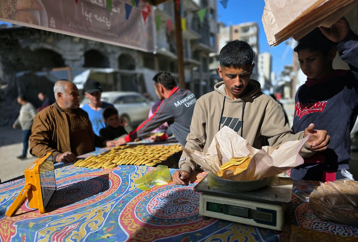 سليم البيوك ُيعدّ معجنات القطايف التقليدية باستخدام أساليب بدائية تعتمد على الحطب والنارمُواصلاً إحياء تقاليد شهر رمضان منذ أكثر من 20 عاماً، في سوق كراج رفح في خان يونس، جنوب قطاع غزة، في 12 فبراير/شباط 2026.تصوير: طارق محمد