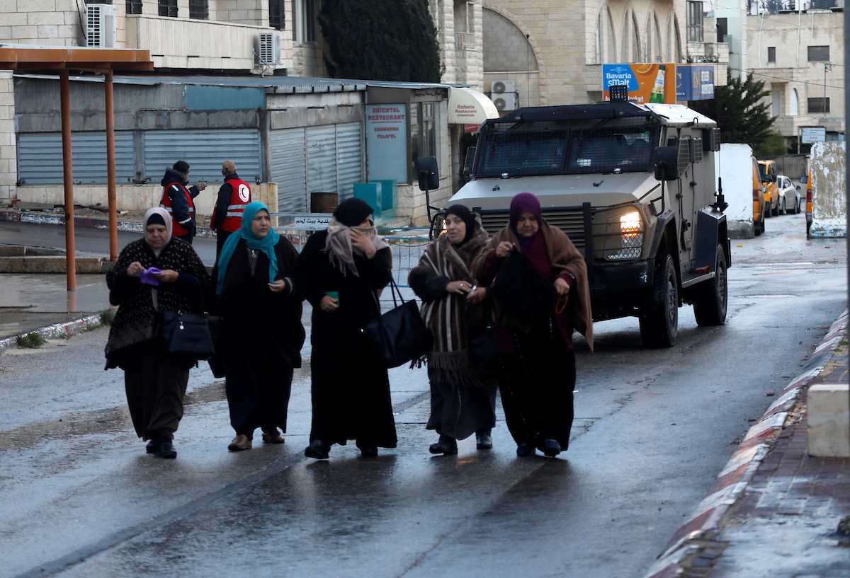 فلسطينيون يعبرون نقطة تفتيش إسرائيلية، وهي نقطة عبور ضرورية لمغادرة مدينة بيت لحم في الضفة الغربية والوصول إلى المسجد الأقصى في القدس لأداء صلاة الجمعة الثانية من شهر رمضان، ٢٧ فبراير/شباط ٢٠٢٦. تصوير: مأمون وزواز