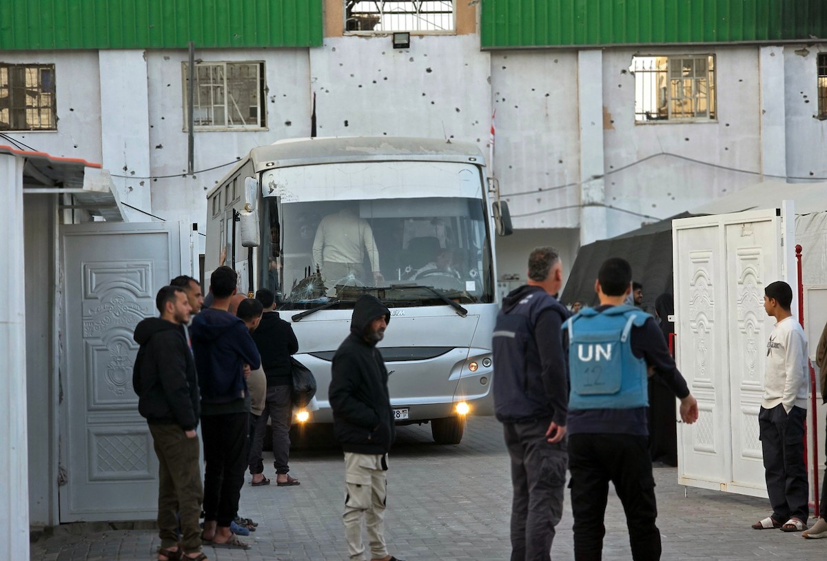 مغادرة مجموعة من المرضى والجرحى من مستشفى الصليب الأحمر، برفقة مرافقيهم، حافلات متجهة إلى معبر رفح الحدودي لإجلائهم في خان يونس، غزة، في 8 فبراير/شباط 2026. (صورة: طارق محمد)