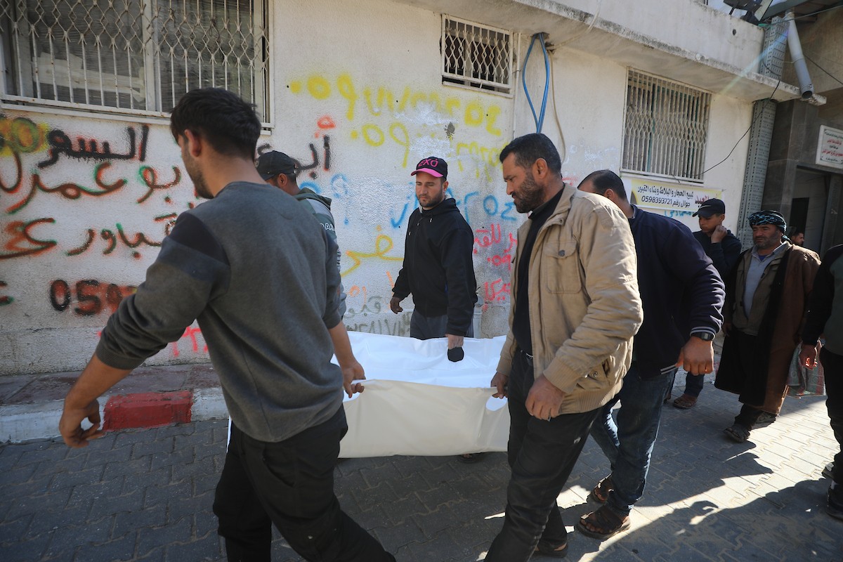 ودّع فلسطينيون جثماني مواطنين اثنين في مستشفى الشفاء بمدينة غزة. وبحسب مصادر عائلية، قُتل الرجلان على يد القوات الإسرائيلية في بيت لاهيا، شمال قطاع غزة، في 24 فبراير/شباط 2026. (صورة: عمر أشتوي)