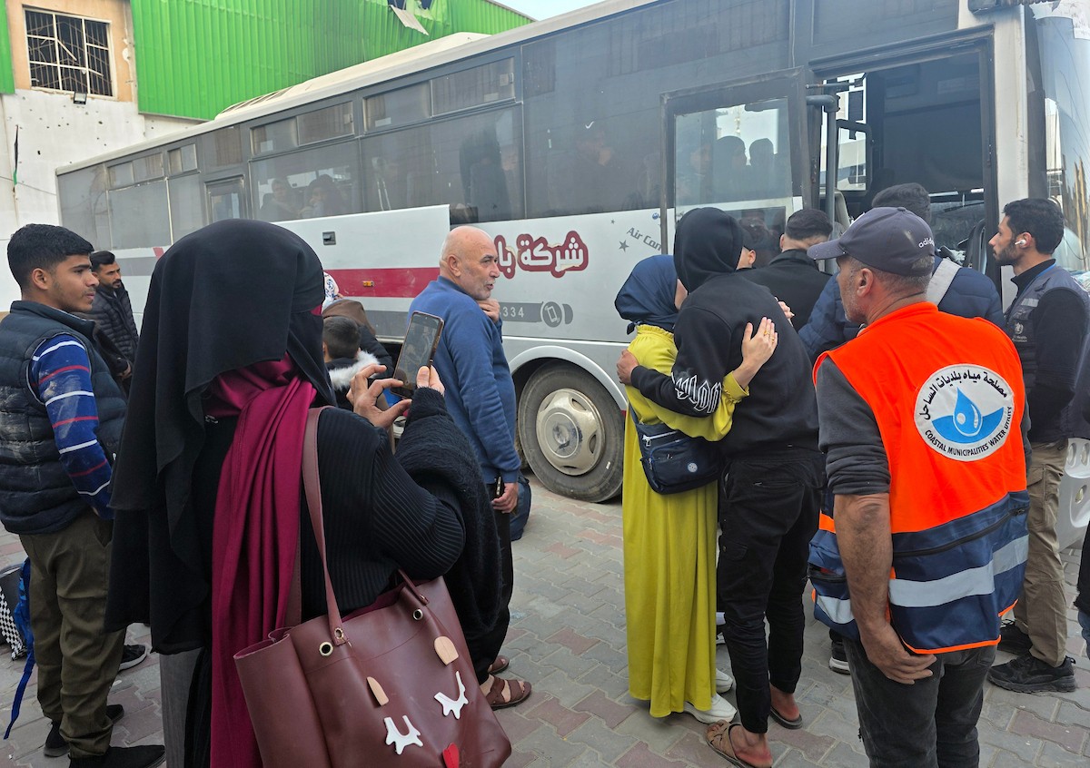 مغادرة مجموعة من المرضى والجرحى من مستشفى الصليب الأحمر، برفقة مرافقيهم، حافلات متجهة إلى معبر رفح الحدودي لإجلائهم في خان يونس، غزة، في 8 فبراير/شباط 2026. (صورة: طارق محمد)