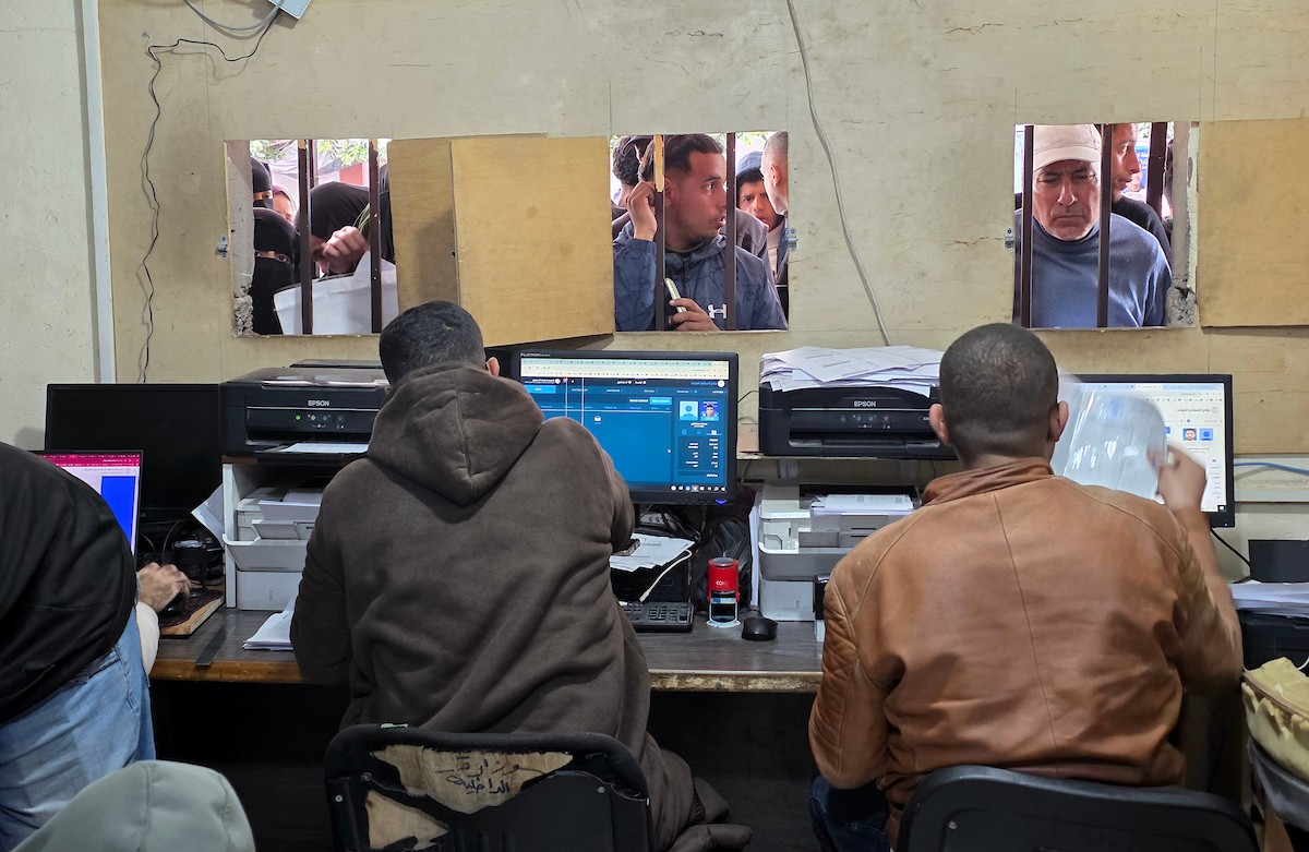 اصطف فلسطينيون أمام مكتب وزارة الداخلية في خان يونس، جنوب قطاع غزة، للحصول على بطاقات هوية خضراء، بدأت مكاتب وزارة الداخلية في قطاع غزة بإصدارها مؤخراً بالتنسيق مع رام الله. ٢٥ فبراير/شباط ٢٠٢٦. تصوير: طارق محمد