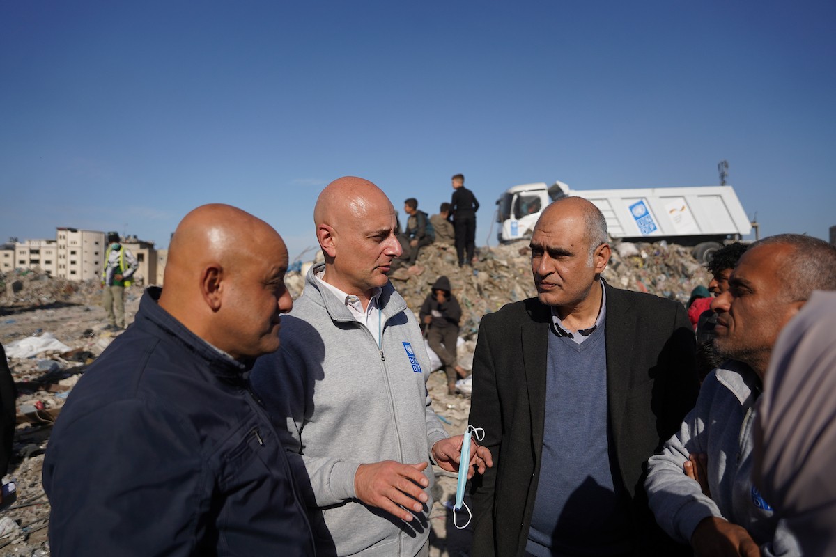 برنامج الأمم المتحدة الإنمائي يطلق عمليات تنظيف في أحد أكبر مواقع النفايات بمدينة غزة، والذي يُشكّل خطراً جسيماً على الصحة العامة، في منطقة سوق فراس على طول شارع عمر المختار ، 11 فبراير/شباط 2026. (صورة: عمر أشتوي)