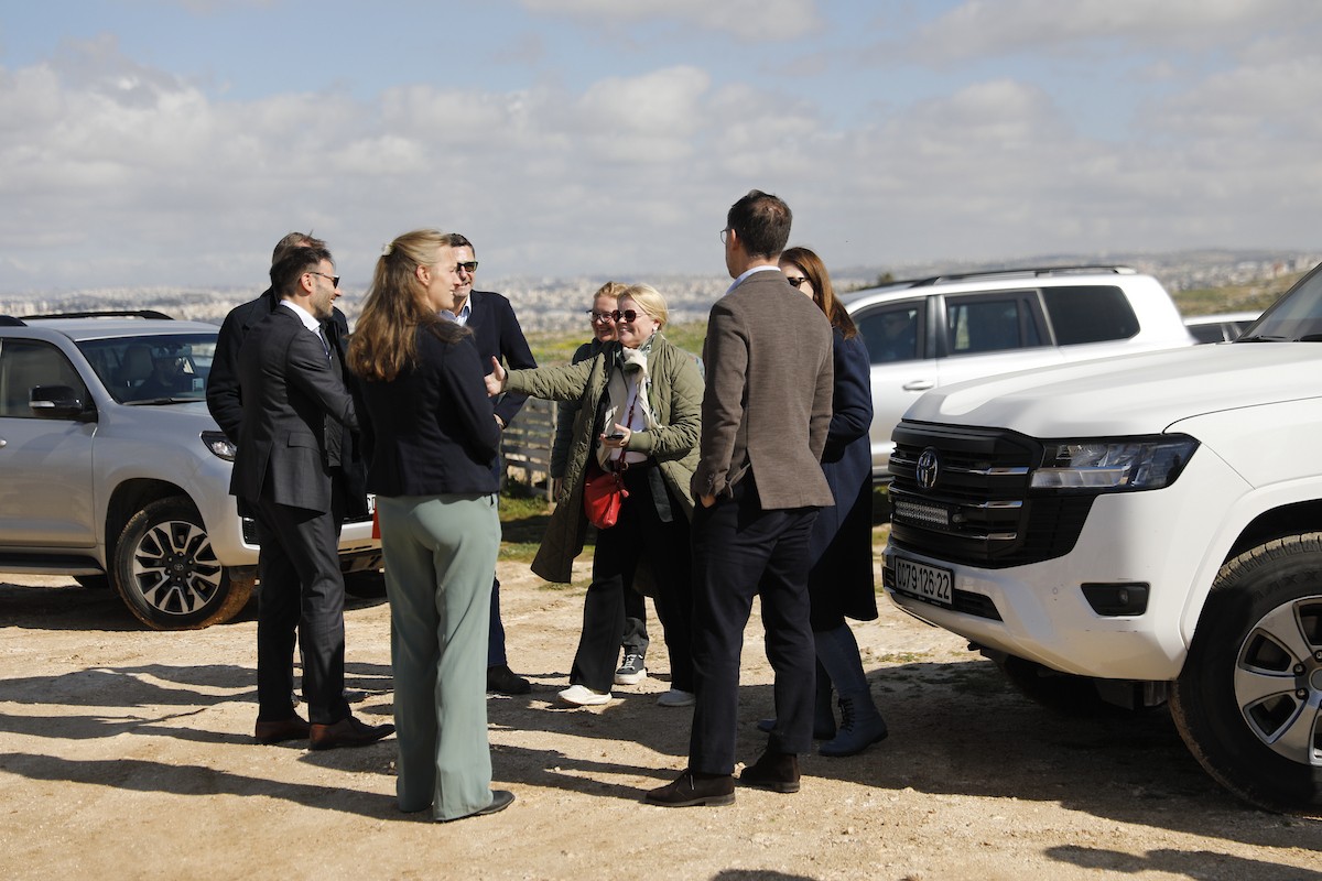 وفد دبلوماسي أوروبي يزور قرية سوسيا، جنوب الخليل، لتقييم الأضرار التي لحقت بالممتلكات الفلسطينية جراء هجمات المستوطنين، 25 فبراير/شباط 2026. تصوير: مأمون وزواز