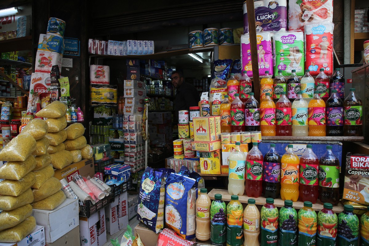 فلسطينيون يتسوقون استعدادًا للإفطار في أول أيام شهر رمضان المبارك، في مدينة نابلس بالضفة الغربية، 18 فبراير/شباط 2026. صورة: محمد ناصر