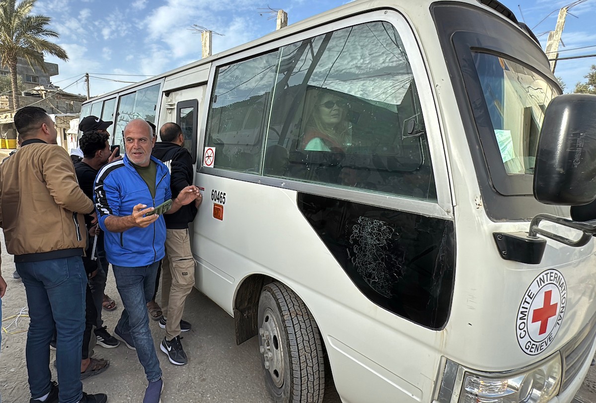 اللجنة الدولية للصليب الأحمر تنقل 8 أسرى فلسطينيين إلى مستشفى شهداء الأقصى في دير البلح، وسط قطاع غزة، بعد إطلاق سراحهم من قبل القوات الإسرائيلية. ١٦ فبراير/شباط ٢٠٢٦. صورة: أحمد إبراهيم