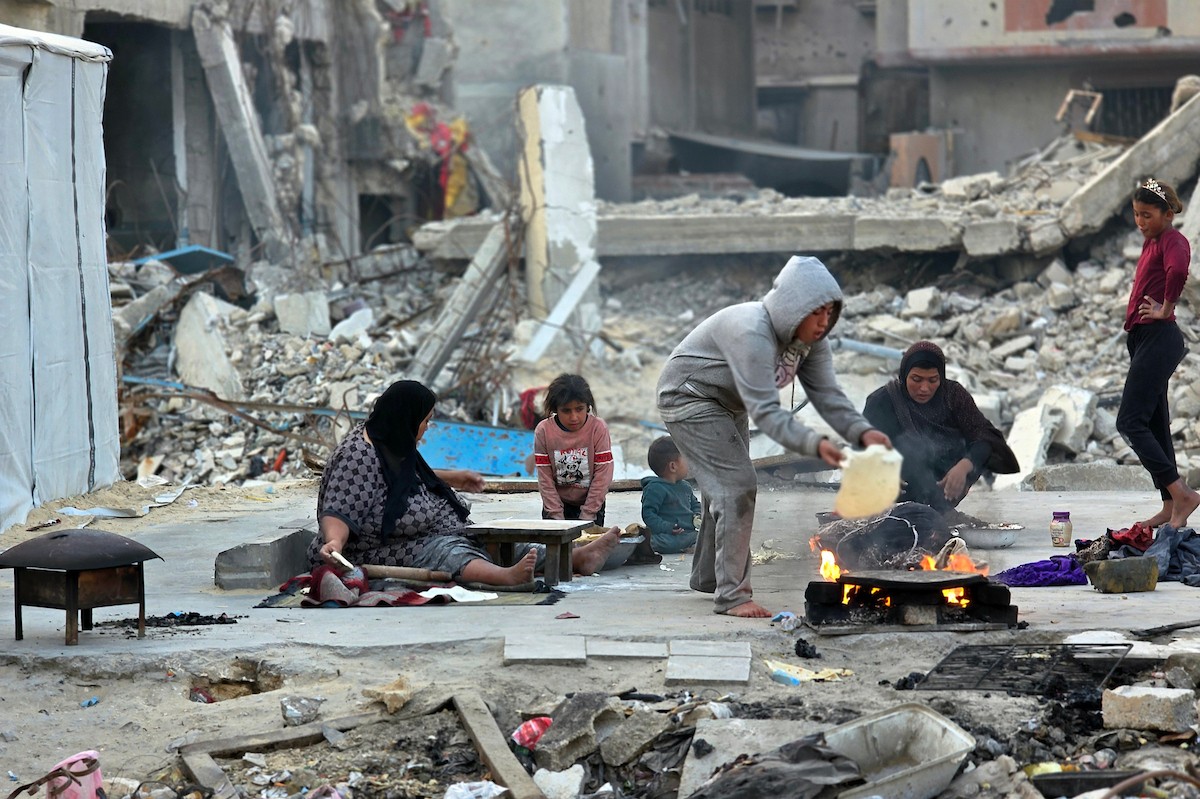 يواجه الفلسطينيون معاناة متفاقمة مع حلول شهر رمضان، وسط تداعيات الحرب المستمرة ، بينما يواصل الجيش الإسرائيلي استهداف النازحين في الخيام قرب 