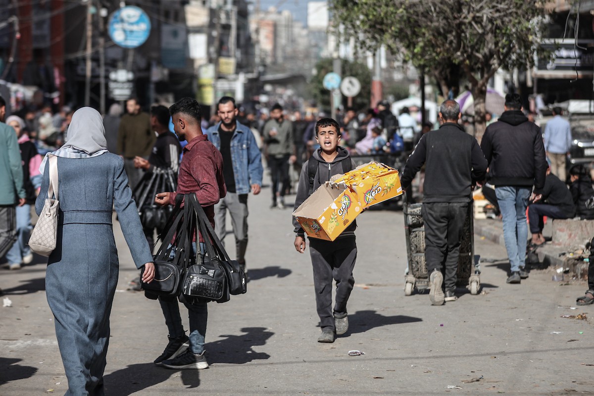 توافد الفلسطينيون بأعداد غفيرة  إلى السوق الشعبي في دير البلح، وسط قطاع غزة، في الأيام التي تسبق شهر رمضان، 12 فبراير/شباط 2026. تصوير: معز صالحي