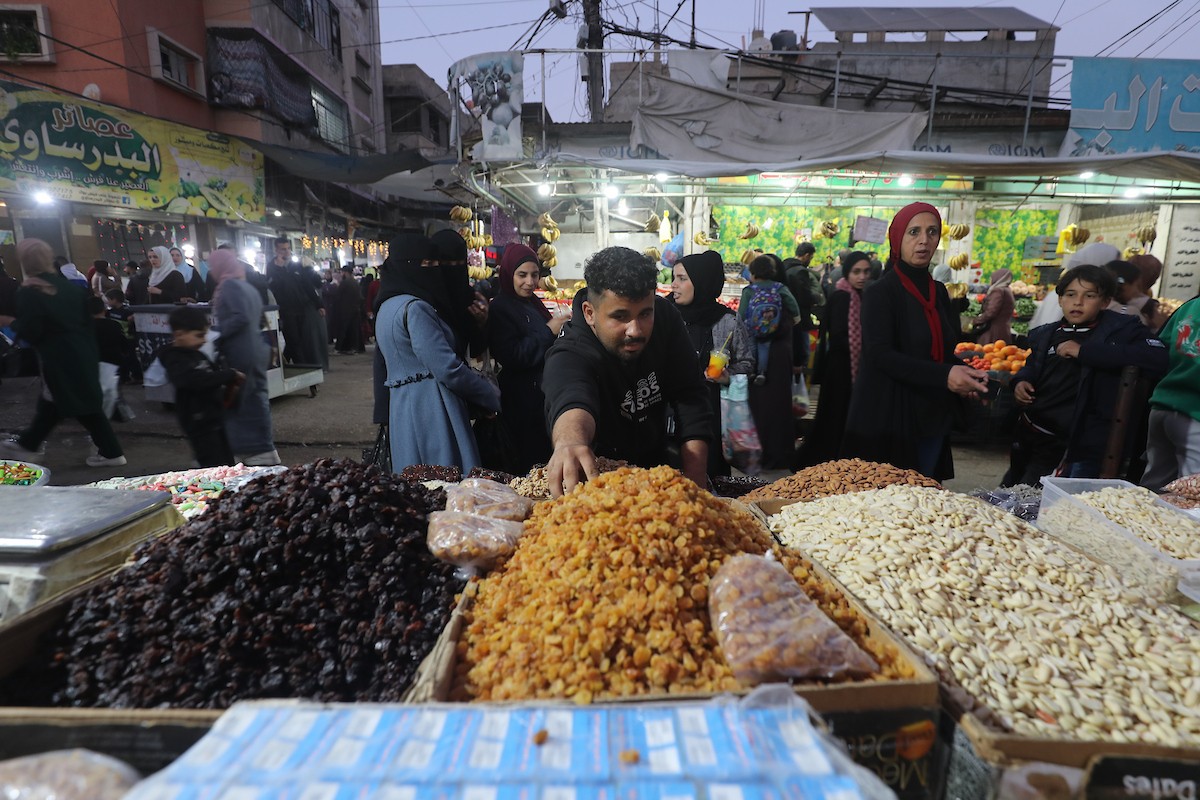 استقبل الفلسطينيون حلول شهر رمضان بفرح واحتفال في مخيم النصيرات للاجئين، بعد عامين من حرب جلبت معاناة هائلة للسكان في قطاع غزة، وسط قطاع غزة، 17 فبراير/شباط 2026. تصوير: معز صالحي