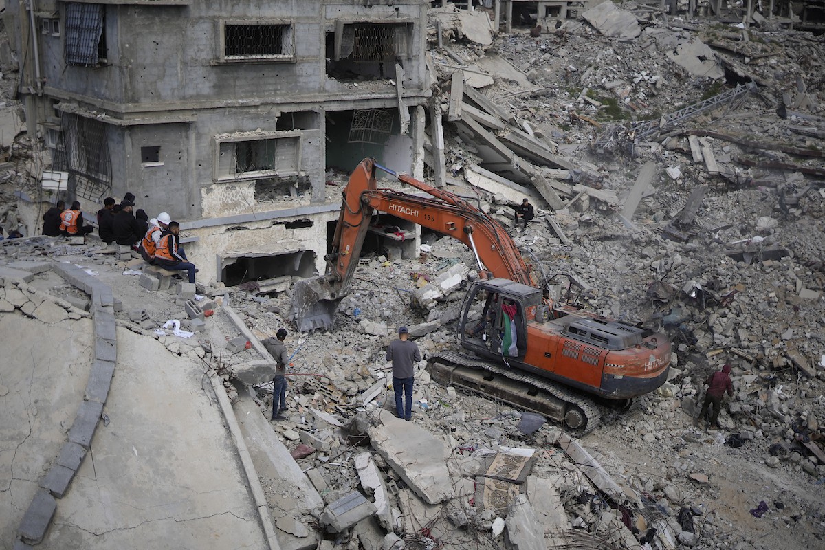 تحاول فرق الدفاع المدني الفلسطيني، بالتنسيق مع اللجنة الدولية للصليب الأحمر، انتشال جثث عائلتي عيادة وغنيم من تحت أنقاض منزل عائلة غباين، في بيت لاهيا، شمال قطاع غزة. 22 فبراير/شباط 2026. صورة: عمر أشتوي