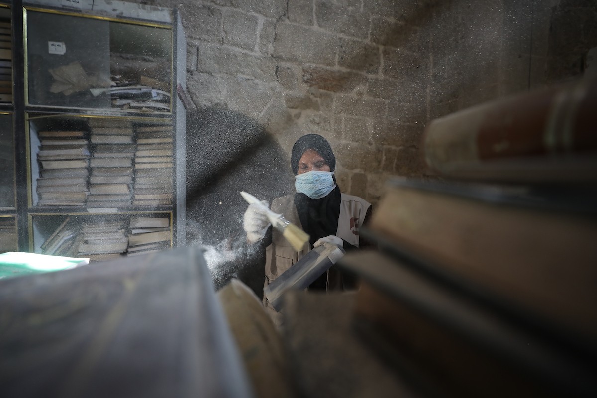 عملية الإنقاذ والترميم الأولية للكتب والمخطوطات بمكتبة الجامع العمري الكبير في البلدة القديمة بمدينة غزة في 2 مارس/آذار 2026.صورة: عمر أشتوي