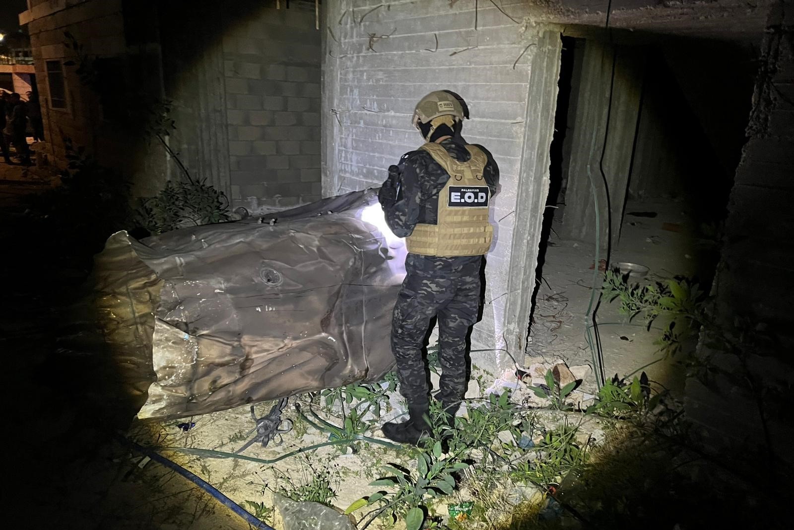 الشرطة تتعامل مع شظايا صاروخية سقطت في عدة مناطق بمحافظة بيت لحم.jpeg