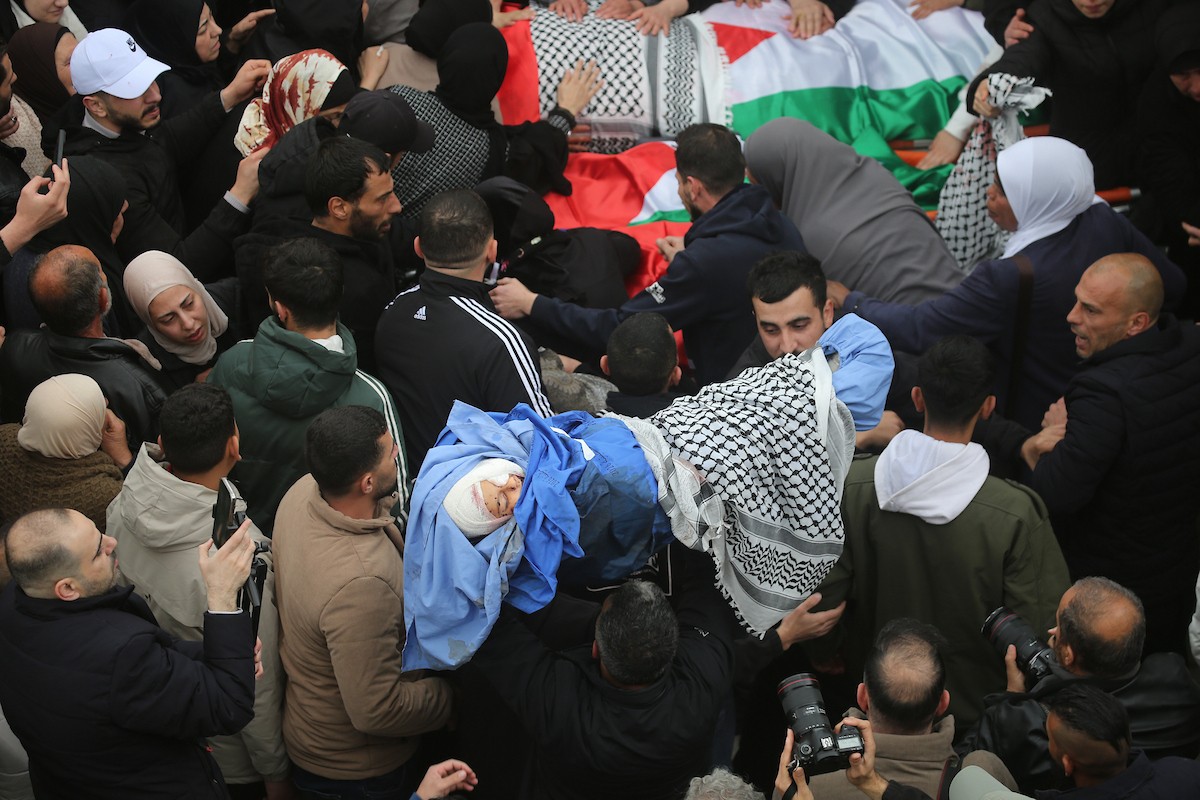 ووري جثمان أربعة فلسطينيين من عائلة واحدة، بينهم طفلان، الثرى في مسقط رأسهم بلدة طمون شمال الضفة الغربية. وقد قُتلوا برصاص جنود إسرائيليين داخل سيارتهم، بحسب وزارة الصحة الفلسطينية، 15 مارس/آذار 2026. تصوير: محمد ناصر