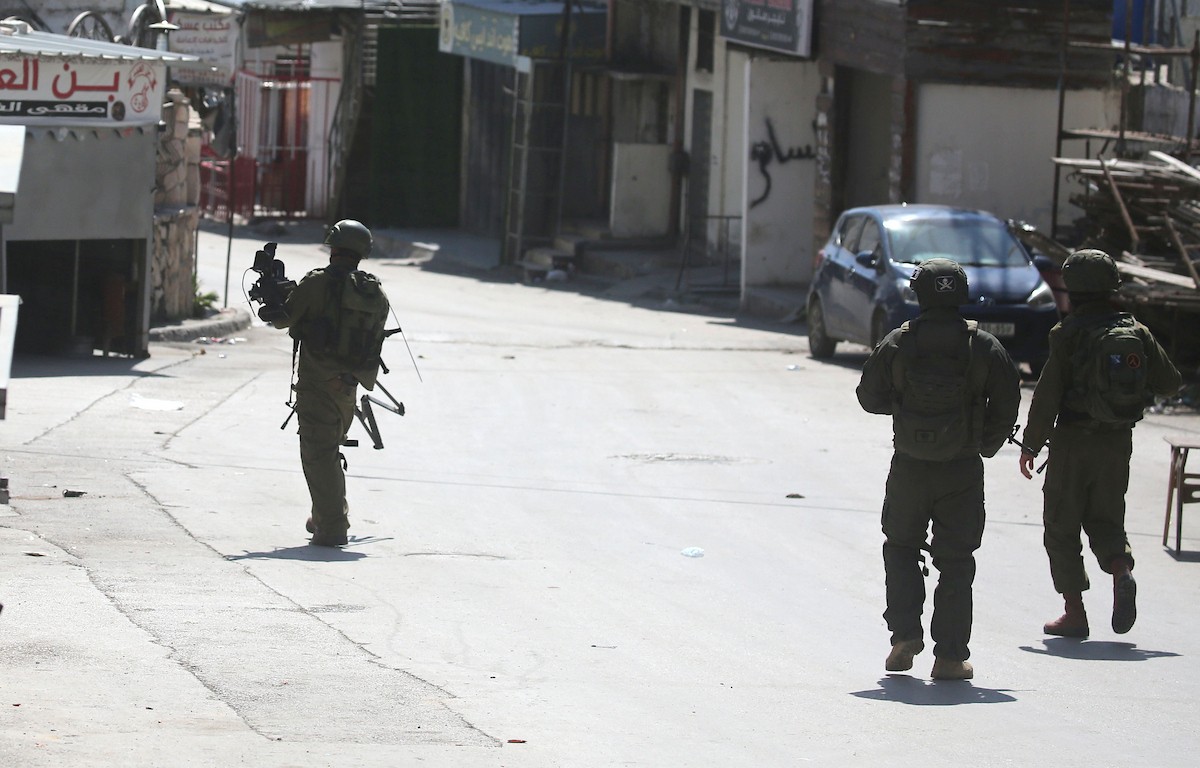 داهمت القوات الإسرائيلية مخيم عسكر للاجئين شرق نابلس في الضفة الغربية، في عملية عسكرية واسعة النطاق بتاريخ 2 مارس/آذار 2026. (صورة: محمد ناصر)