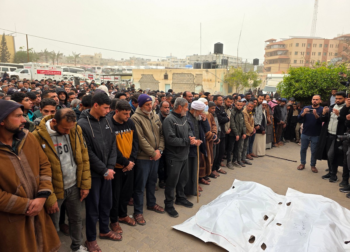 ينعى الفلسطينيون اثنين من عناصر الشرطة الفلسطينية اللذين استشهدا فجر اليوم في غارة إسرائيلية استهدفت نقطة تفتيش أمنية في خان يونس، وسط حزن وغضب عارمين بين السكان. خان يونس، 14 مارس/آذار 2026. صورة: طارق محمد