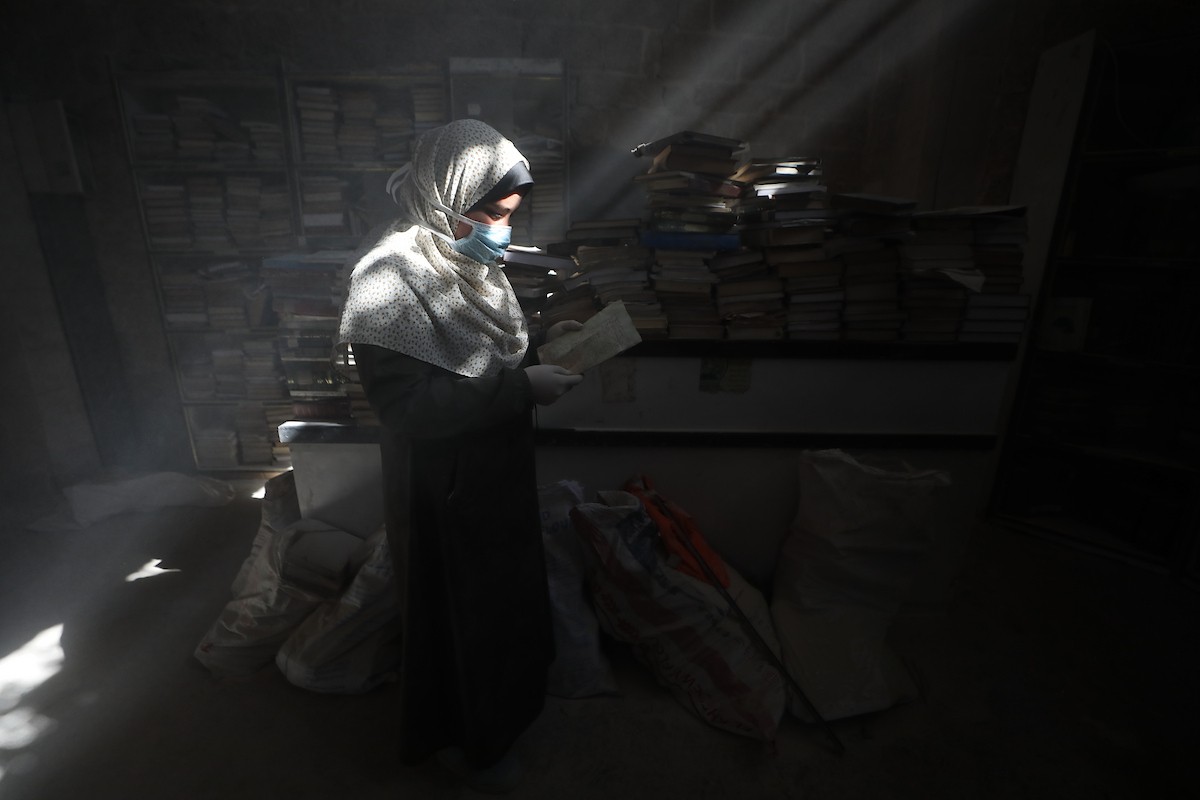 عملية الإنقاذ والترميم الأولية للكتب والمخطوطات بمكتبة الجامع العمري الكبير في البلدة القديمة بمدينة غزة في 2 مارس/آذار 2026.صورة: عمر أشتوي