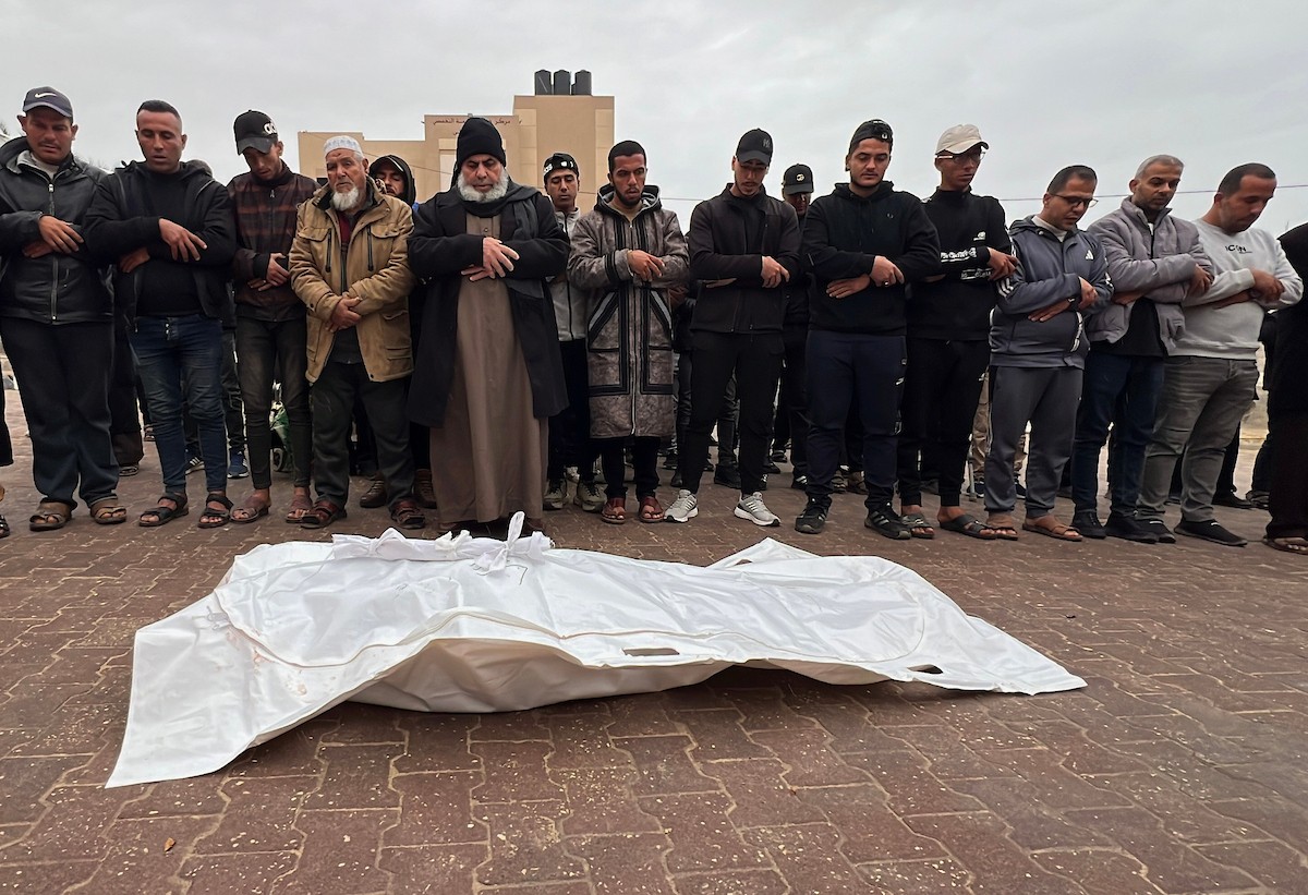 ودّع فلسطينيون جثامين ستة مواطنين، بينهم ثلاثة من رجال الشرطة، قُتلوا في غارات إسرائيلية، بحسب مسعفين، في مستشفى ناصر بخان يونس، جنوب قطاع غزة، في 29 مارس/آذار 2026. (صورة: طارق محمد)