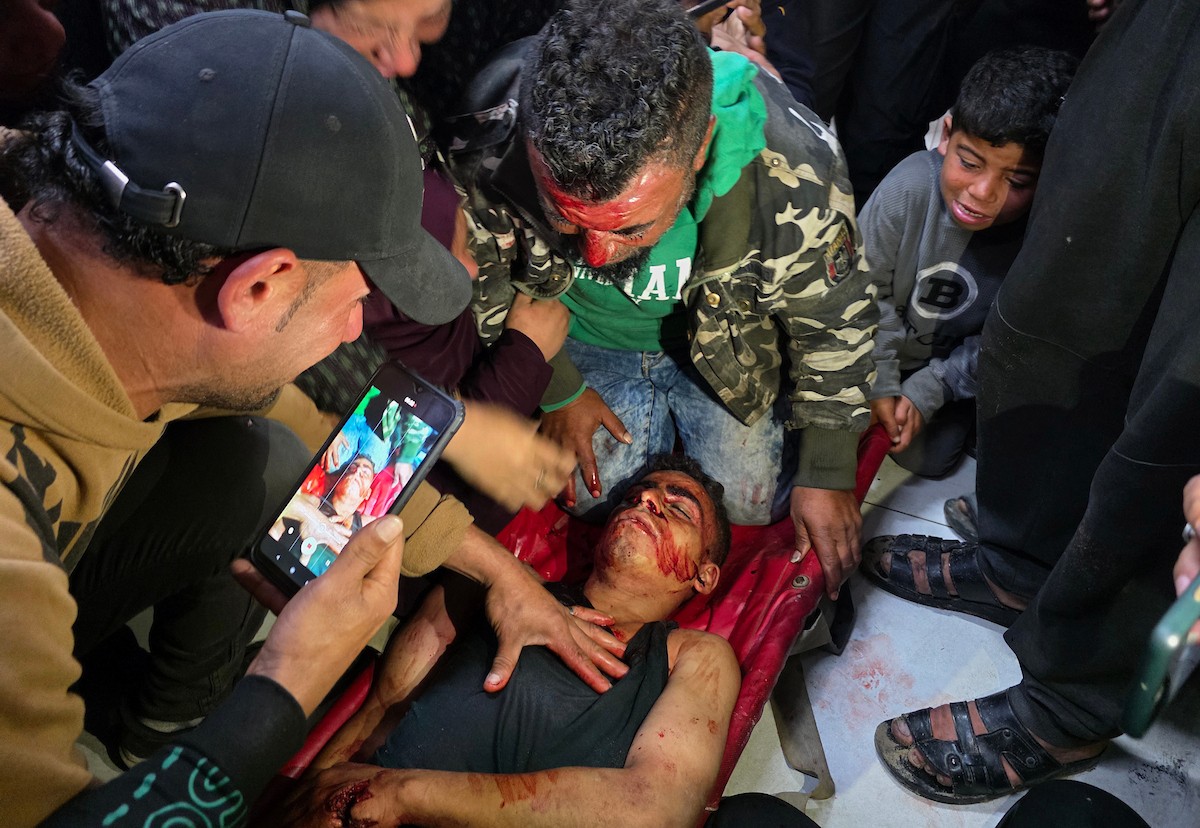 وصل جثمان الطفل مقبل بربخ إلى مستشفى ناصر بعد أن قُتل بنيران الجيش الإسرائيلي أثناء توجهه لاستلام طرد غذائي في شارع صلاح الدين، شرق خان يونس، جنوب قطاع غزة، في 29 مارس/آذار 2026. (صورة: طارق محمد)