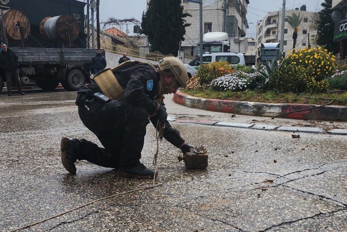 الشرطة تتعامل مع (39) شظية صاروخية متساقطة في محافظات الضفة 11.jpg