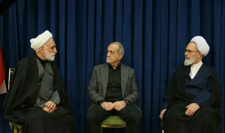 من اليمين .. علي رضا أعرافي والرئيس الإيراني مسعود بزشكيان ورئيس السلطة القضائية غلام حسين محسني إيجئي (تسنيم).webp