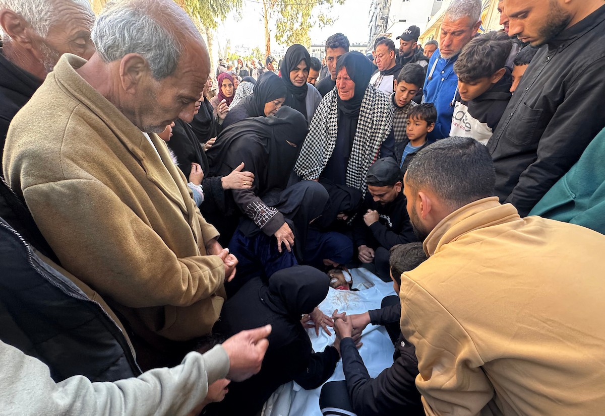 ودّع فلسطينيون جثماني الشقيقين سعيد وفهمي قدوم، اللذين استُشهدا في غارة جوية إسرائيلية بطائرة مسيّرة في حي الشجاعية شرق مدينة غزة، في 28 مارس/آذار 2026.