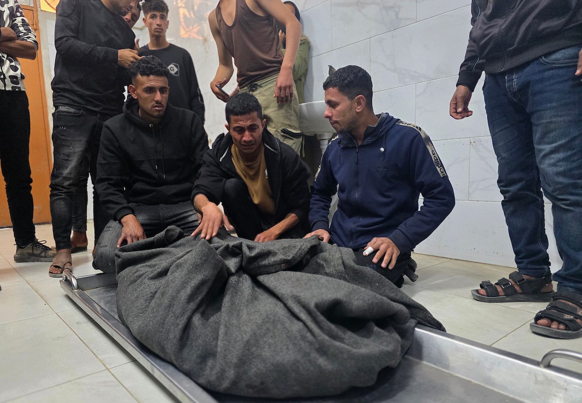 وصل جثمان المواطن الفلسطيني أحمد أبو ريدة، الأسير السابق المفرج عنه من السجون الإسرائيلية، إلى مجمع ناصر الطبي بعد استهدافه بغارة جوية إسرائيلية قرب دوار بني سهيلة، شرق خان يونس جنوب قطاع غزة. 28 مارس/آذار 2026. تصوير: طارق محمد