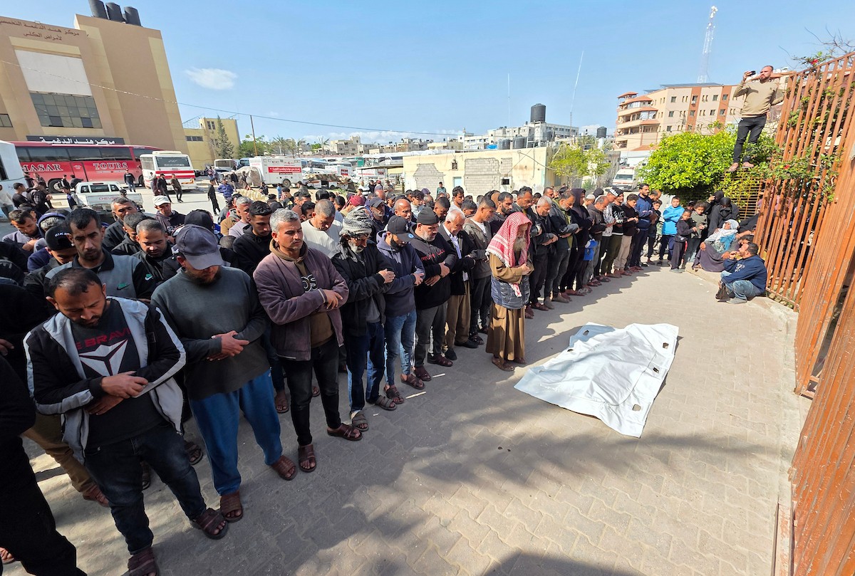 الفلسطينيون ينعون أحباءهم في أعقاب هجوم الجيش الإسرائيلي على خان يونس، غزة، في 4 مارس/آذار 2026. استشهد منتصر سعد سمور، 41 عامًا، في هجوم للجيش الإسرائيلي على بلدة بني سهيلة، شرق خان يونس، في انتهاك لوقف إطلاق النار. صورة: طارق محمد