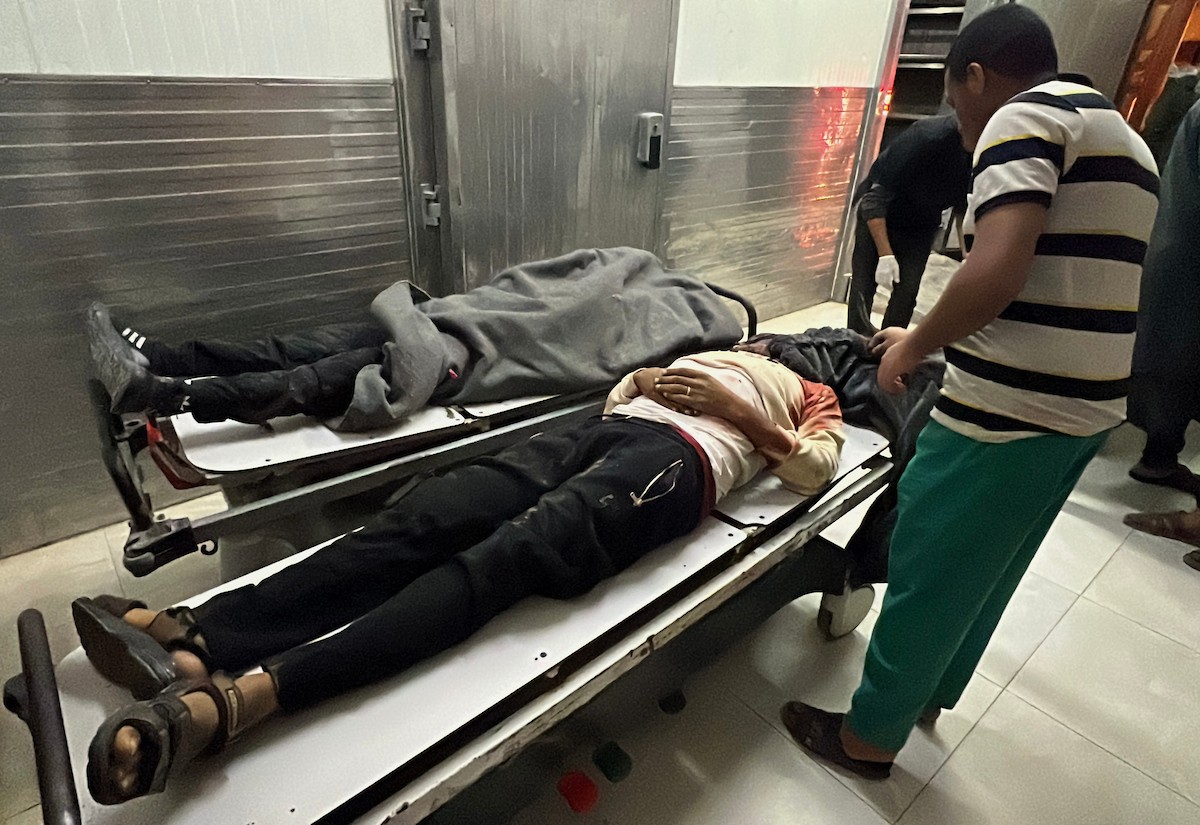 ودّع فلسطينيون جثامين ستة مواطنين، بينهم ثلاثة من رجال الشرطة، قُتلوا في غارات إسرائيلية، بحسب مسعفين، في مستشفى ناصر بخان يونس، جنوب قطاع غزة، في 29 مارس/آذار 2026. (صورة: طارق محمد)