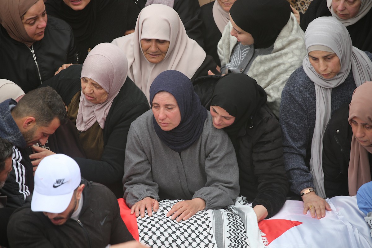 ووري جثمان أربعة فلسطينيين من عائلة واحدة، بينهم طفلان، الثرى في مسقط رأسهم بلدة طمون شمال الضفة الغربية. وقد قُتلوا برصاص جنود إسرائيليين داخل سيارتهم، بحسب وزارة الصحة الفلسطينية، 15 مارس/آذار 2026. تصوير: محمد ناصر