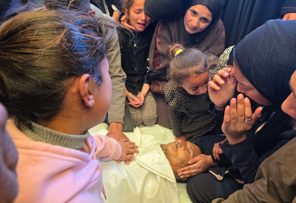 الفلسطينيون ينعون أحباءهم في أعقاب هجوم الجيش الإسرائيلي على خان يونس، غزة، في 4 مارس/آذار 2026. استشهد منتصر سعد سمور، 41 عامًا، في هجوم للجيش الإسرائيلي على بلدة بني سهيلة، شرق خان يونس، في انتهاك لوقف إطلاق النار. صورة: طارق محمد