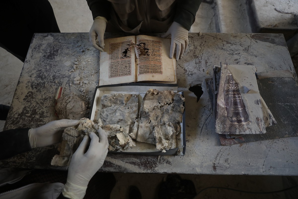 عملية الإنقاذ والترميم الأولية للكتب والمخطوطات بمكتبة الجامع العمري الكبير في البلدة القديمة بمدينة غزة في 2 مارس/آذار 2026.صورة: عمر أشتوي