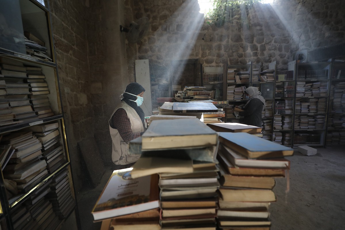 عملية الإنقاذ والترميم الأولية للكتب والمخطوطات بمكتبة الجامع العمري الكبير في البلدة القديمة بمدينة غزة في 2 مارس/آذار 2026.صورة: عمر أشتوي