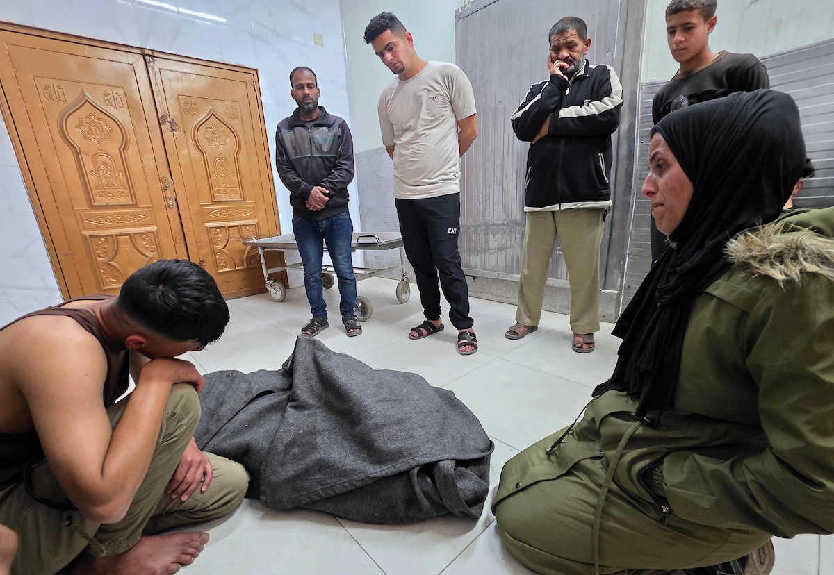 وصل جثمان المواطن الفلسطيني أحمد أبو ريدة، الأسير السابق المفرج عنه من السجون الإسرائيلية، إلى مجمع ناصر الطبي بعد استهدافه بغارة جوية إسرائيلية قرب دوار بني سهيلة، شرق خان يونس جنوب قطاع غزة. 28 مارس/آذار 2026. تصوير: طارق محمد