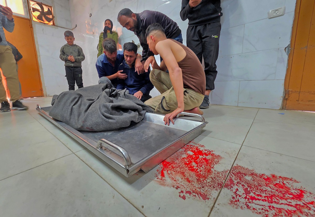 وصل جثمان المواطن الفلسطيني أحمد أبو ريدة، الأسير السابق المفرج عنه من السجون الإسرائيلية، إلى مجمع ناصر الطبي بعد استهدافه بغارة جوية إسرائيلية قرب دوار بني سهيلة، شرق خان يونس جنوب قطاع غزة. 28 مارس/آذار 2026. تصوير: طارق محمد