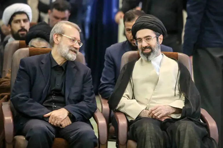 مجتبى خامنئي (يمين) وأمين عام المجلس الأعلى للأمن القومي علي لاريجاني المعروف بالاعتدال (الصحافة الإيرانية).webp