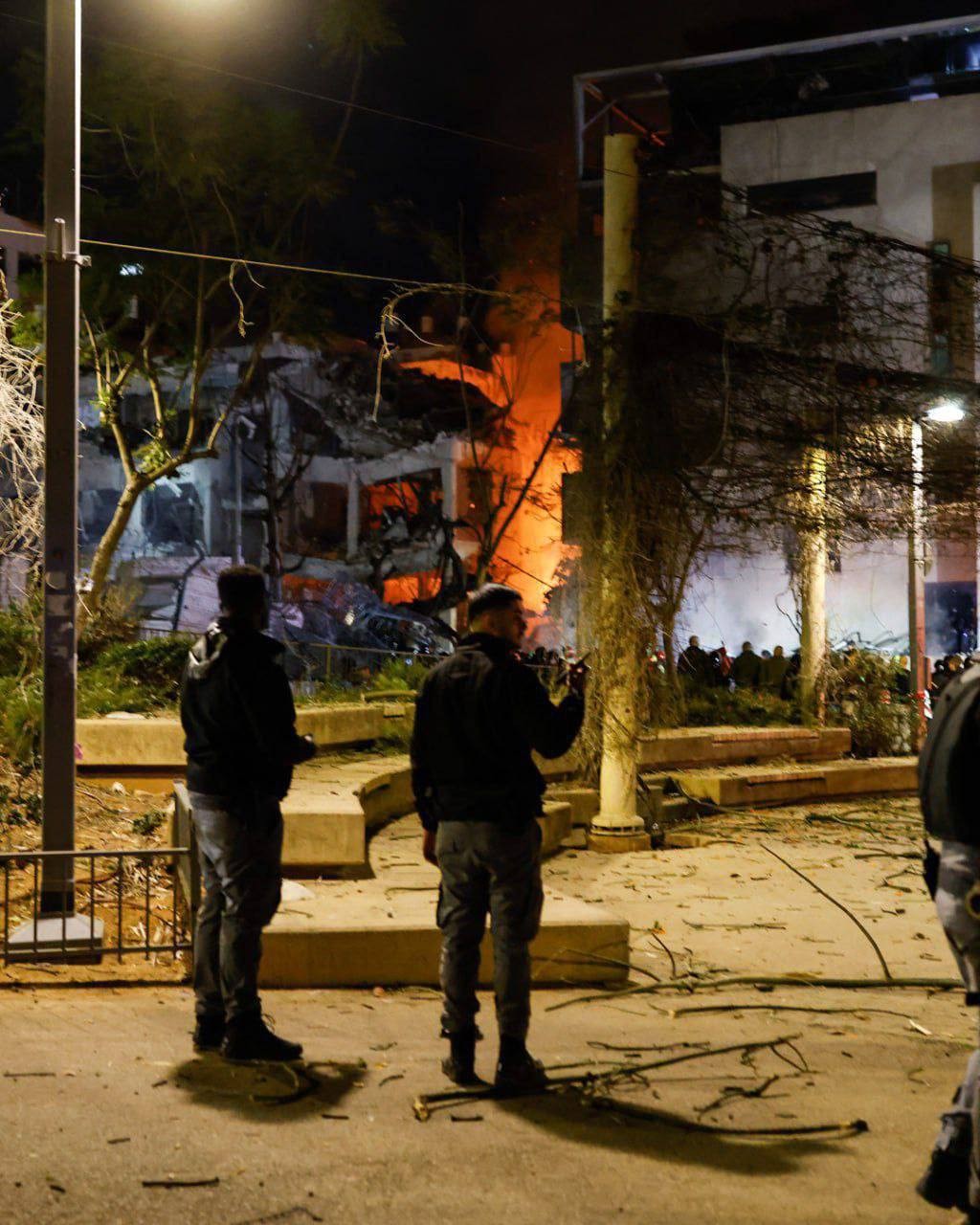 مشاهد تظهر الدمار الكبير في تل أبيب جراء سقوط صواريخ إيرانية على مناطق متعددة. 22.jpg