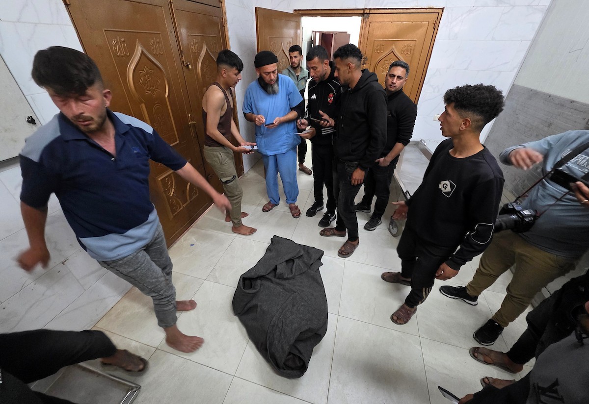 وصل جثمان المواطن الفلسطيني أحمد أبو ريدة، الأسير السابق المفرج عنه من السجون الإسرائيلية، إلى مجمع ناصر الطبي بعد استهدافه بغارة جوية إسرائيلية قرب دوار بني سهيلة، شرق خان يونس جنوب قطاع غزة. 28 مارس/آذار 2026. تصوير: طارق محمد