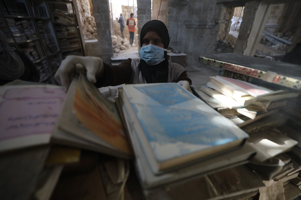 عملية الإنقاذ والترميم الأولية للكتب والمخطوطات بمكتبة الجامع العمري الكبير في البلدة القديمة بمدينة غزة في 2 مارس/آذار 2026.صورة: عمر أشتوي