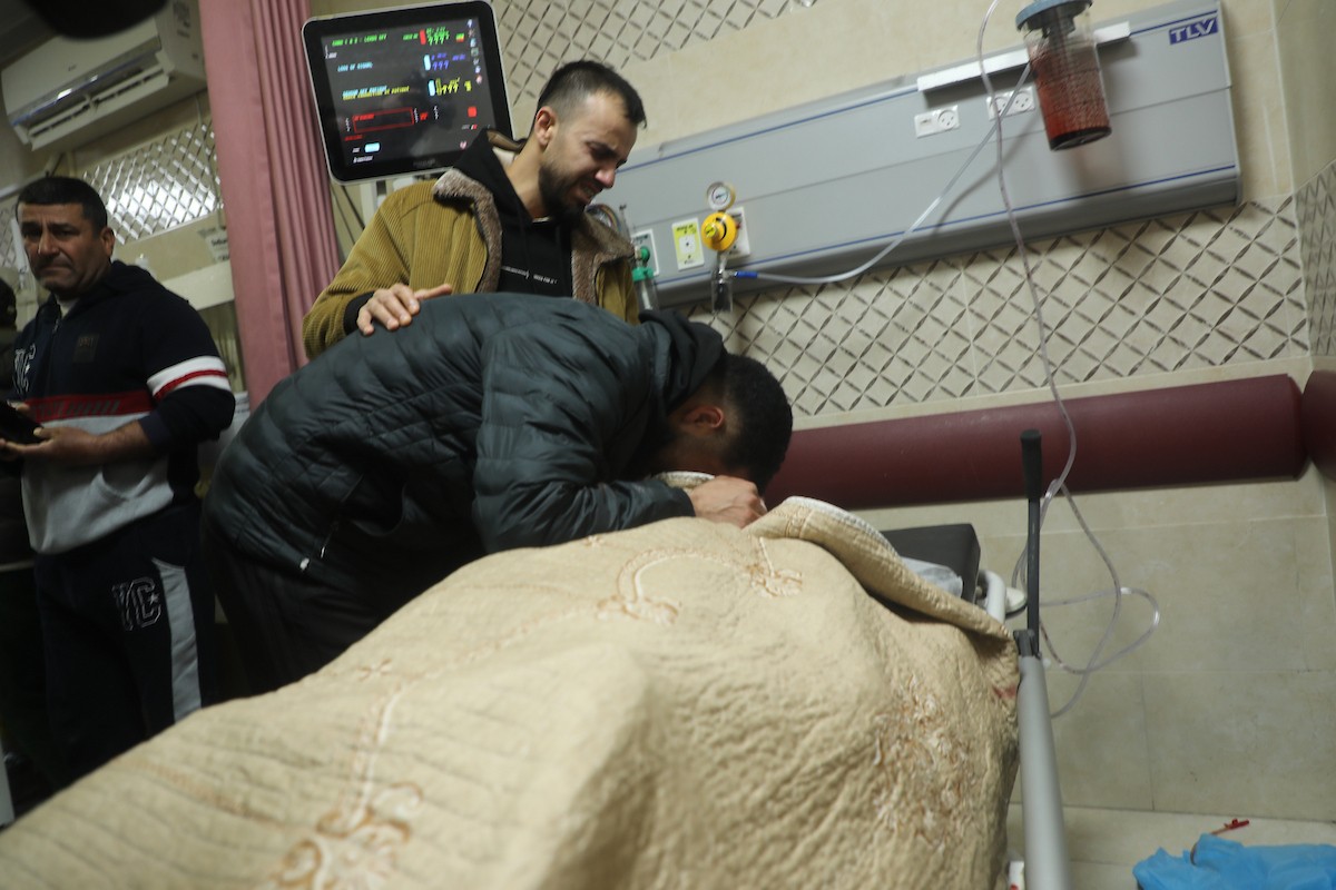 في الثاني من مارس/آذار 2026، نقل مسعفون وسكان محليون جثماني الفلسطينيين محمد وفهيم معمر، بعد استشهادهما على يد مستوطنين إسرائيليين في قرية قريوت، إلى مستشفى الرفيديا بمدينة نابلس في الضفة الغربية. وأعلنت وزارة الصحة الفلسطينية عن إصابة ثلاثة أشخاص آخرين، بينهم طفل. (صورة: محمد ناصر)