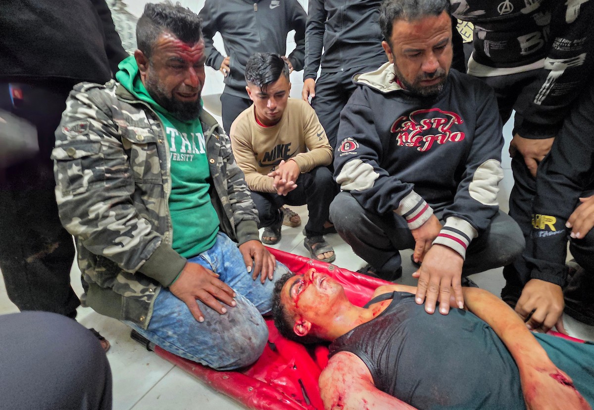 وصل جثمان الطفل مقبل بربخ إلى مستشفى ناصر بعد أن قُتل بنيران الجيش الإسرائيلي أثناء توجهه لاستلام طرد غذائي في شارع صلاح الدين، شرق خان يونس، جنوب قطاع غزة، في 29 مارس/آذار 2026. (صورة: طارق محمد)