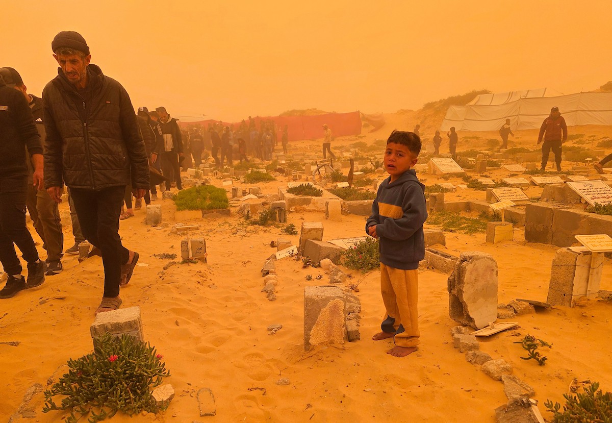 ينعى الفلسطينيون اثنين من عناصر الشرطة الفلسطينية اللذين استشهدا فجر اليوم في غارة إسرائيلية استهدفت نقطة تفتيش أمنية في خان يونس، وسط حزن وغضب عارمين بين السكان. خان يونس، 14 مارس/آذار 2026. صورة: طارق محمد