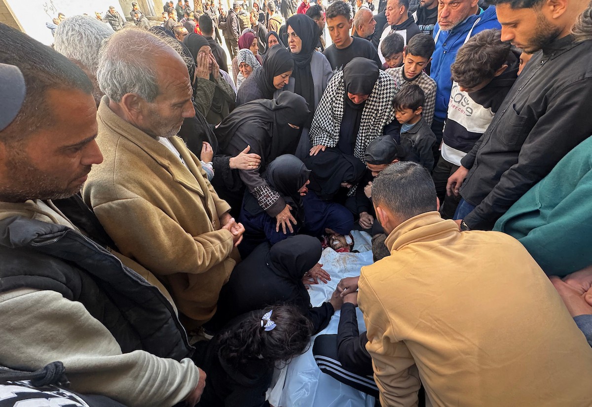 ودّع فلسطينيون جثماني الشقيقين سعيد وفهمي قدوم، اللذين استُشهدا في غارة جوية إسرائيلية بطائرة مسيّرة في حي الشجاعية شرق مدينة غزة، في 28 مارس/آذار 2026.