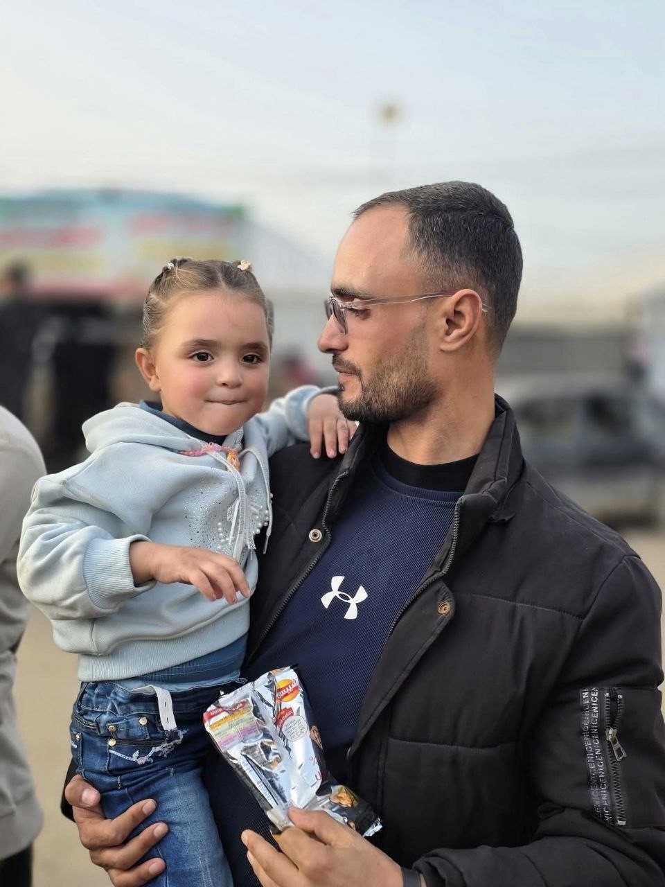 ارتقاء الطفلة العصفورة جوليا القدرة ابنة الشهيد أحمد محمد القدرة الذي استشهد أمس في قصف على خان يونس..jpg