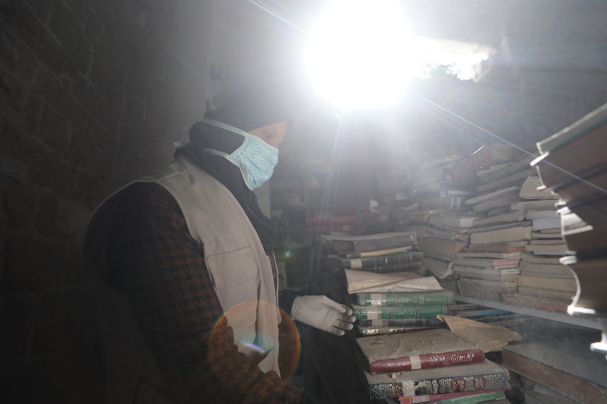 عملية الإنقاذ والترميم الأولية للكتب والمخطوطات بمكتبة الجامع العمري الكبير في البلدة القديمة بمدينة غزة في 2 مارس/آذار 2026.صورة: عمر أشتوي