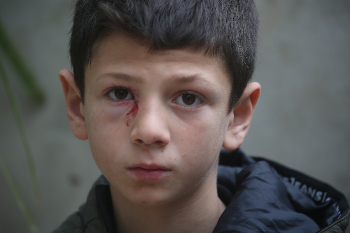 ووري جثمان أربعة فلسطينيين من عائلة واحدة، بينهم طفلان، الثرى في مسقط رأسهم بلدة طمون شمال الضفة الغربية. وقد قُتلوا برصاص جنود إسرائيليين داخل سيارتهم، بحسب وزارة الصحة الفلسطينية، 15 مارس/آذار 2026. تصوير: محمد ناصر