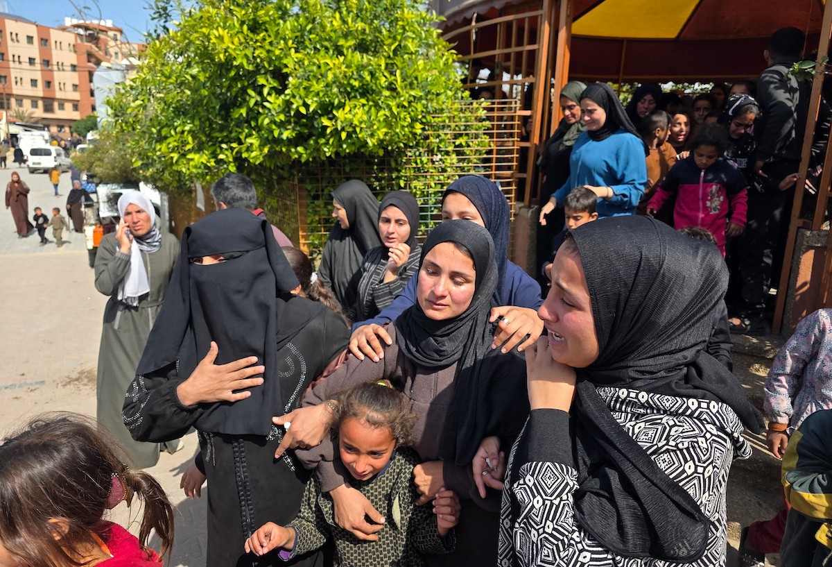 الفلسطينيون ينعون أحباءهم في أعقاب هجوم الجيش الإسرائيلي على خان يونس، غزة، في 4 مارس/آذار 2026. استشهد منتصر سعد سمور، 41 عامًا، في هجوم للجيش الإسرائيلي على بلدة بني سهيلة، شرق خان يونس، في انتهاك لوقف إطلاق النار. صورة: طارق محمد