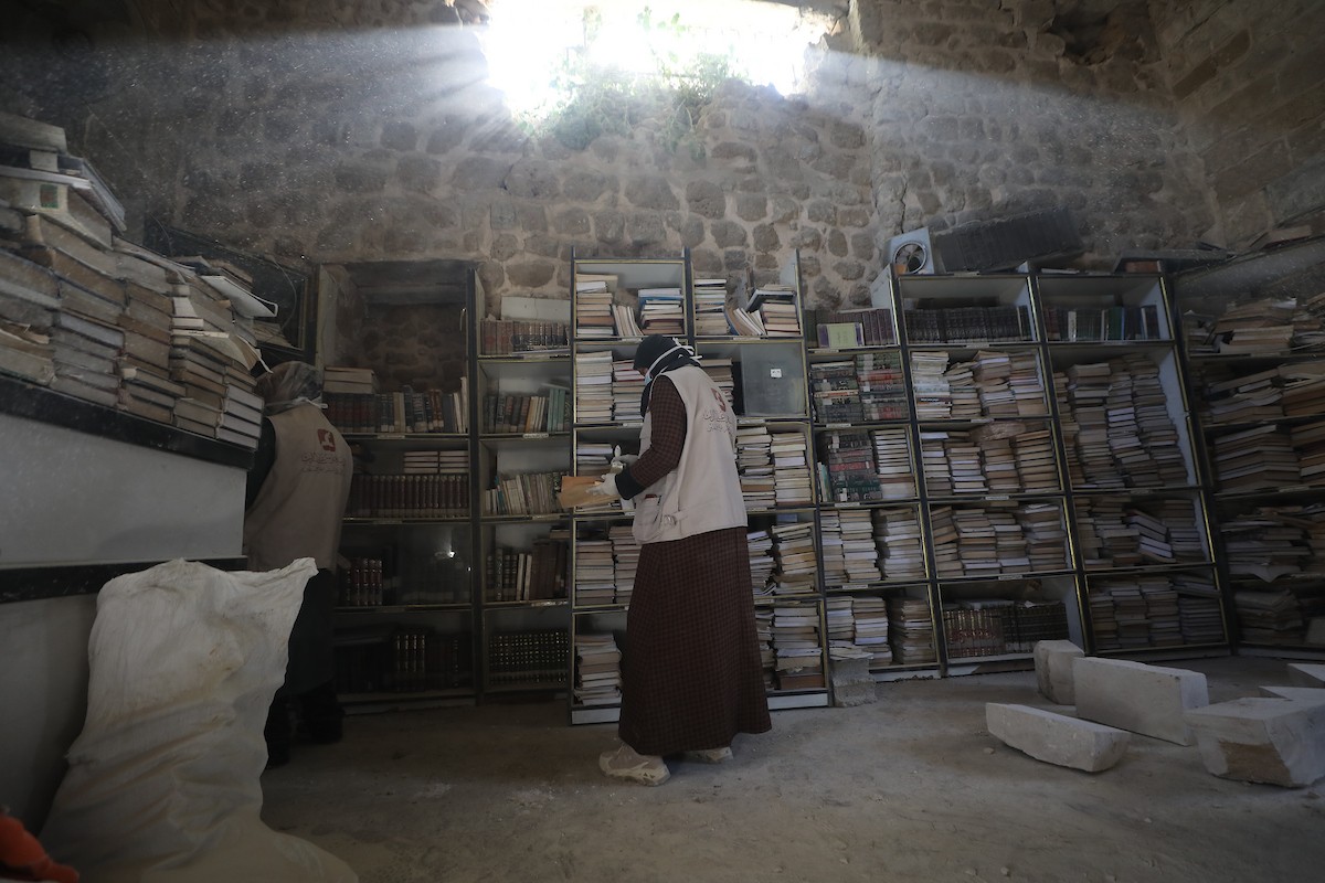 عملية الإنقاذ والترميم الأولية للكتب والمخطوطات بمكتبة الجامع العمري الكبير في البلدة القديمة بمدينة غزة في 2 مارس/آذار 2026.صورة: عمر أشتوي