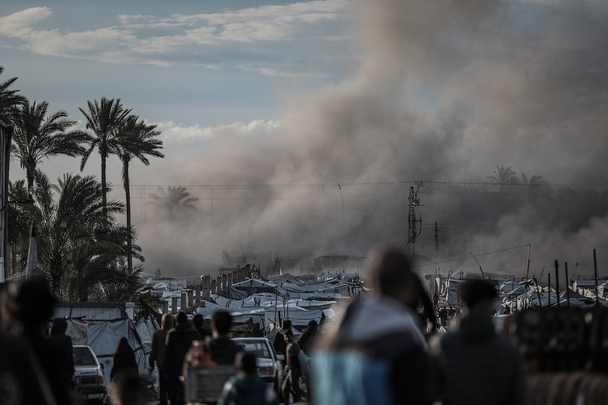 شنت طائرات حربية إسرائيلية غارة جوية قرب مخيم للنازحين في دير البلح بوسط قطاع غزة في 25 مارس/آذار 2026. أسفر الهجوم عن استشهاد شخص وإصابة آخرين. ولا يزال العنف مستمراً في غزة رغم وقف إطلاق النار الذي دخل حيز التنفيذ في 10 أكتوبر/تشرين الأول، . (صورة: رمزي أبو عامر)