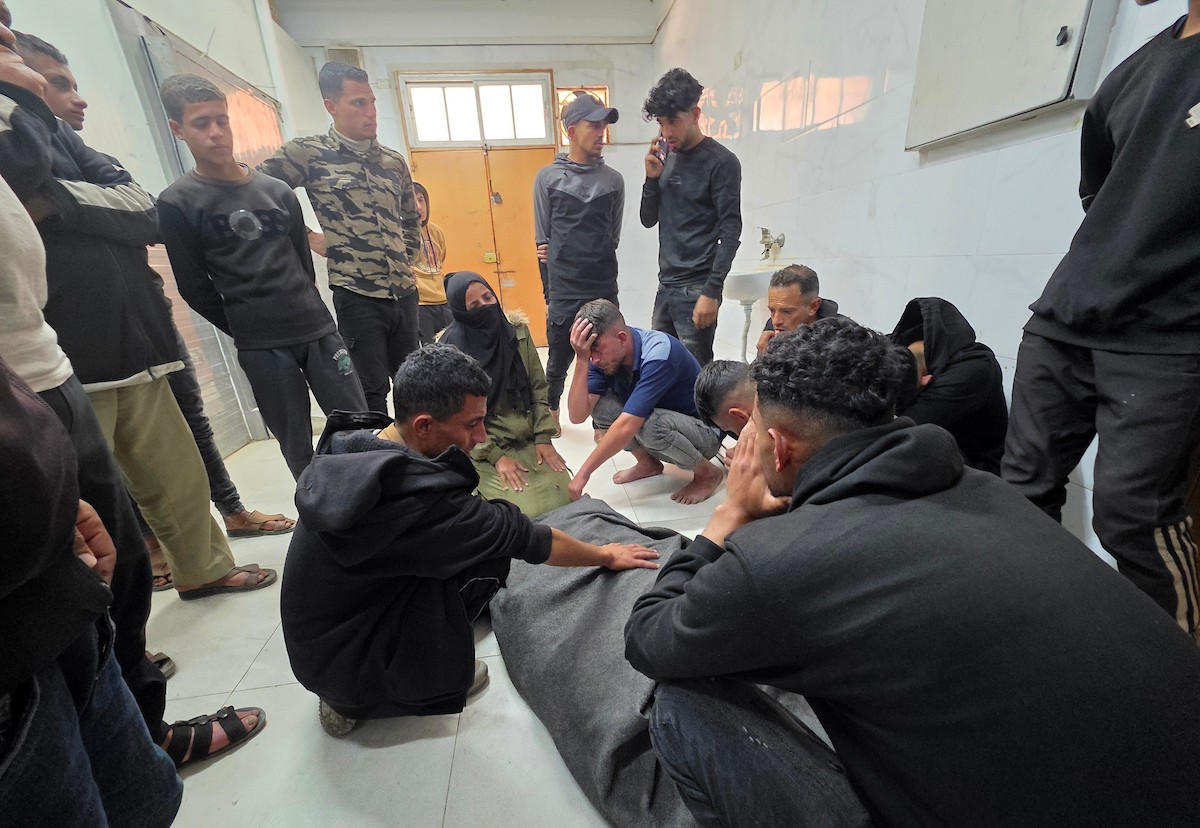 وصل جثمان المواطن الفلسطيني أحمد أبو ريدة، الأسير السابق المفرج عنه من السجون الإسرائيلية، إلى مجمع ناصر الطبي بعد استهدافه بغارة جوية إسرائيلية قرب دوار بني سهيلة، شرق خان يونس جنوب قطاع غزة. 28 مارس/آذار 2026. تصوير: طارق محمد