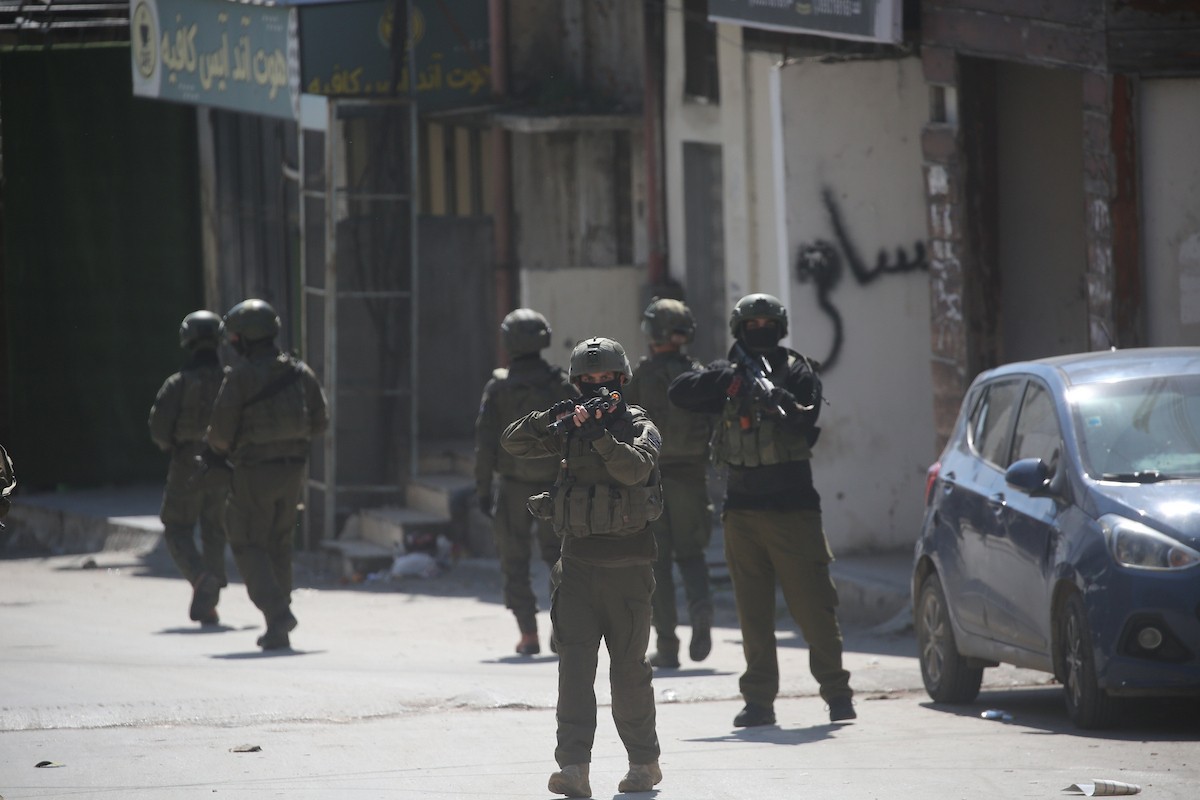 داهمت القوات الإسرائيلية مخيم عسكر للاجئين شرق نابلس في الضفة الغربية، في عملية عسكرية واسعة النطاق بتاريخ 2 مارس/آذار 2026. (صورة: محمد ناصر)